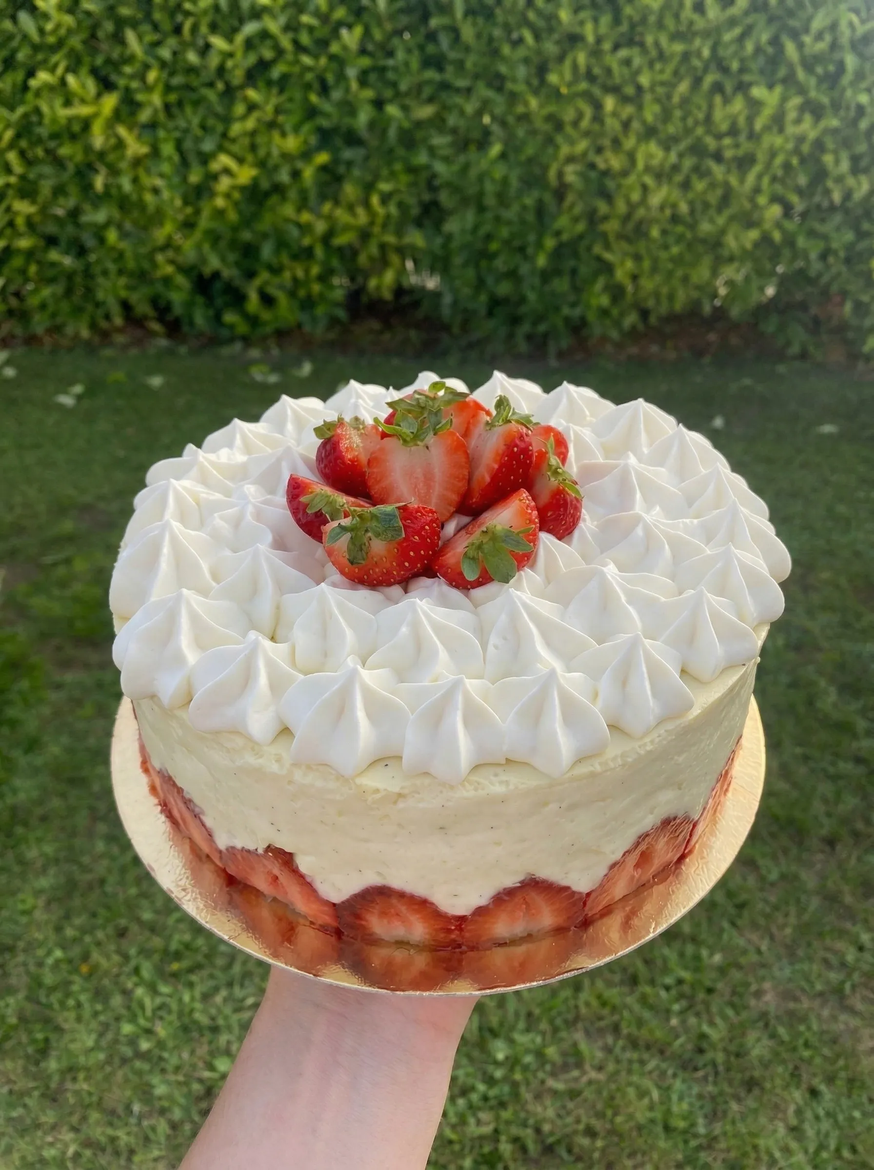 Gâteau fraisier de saison avec crème mousseline vanille et fruits frais - M Pâtisserie