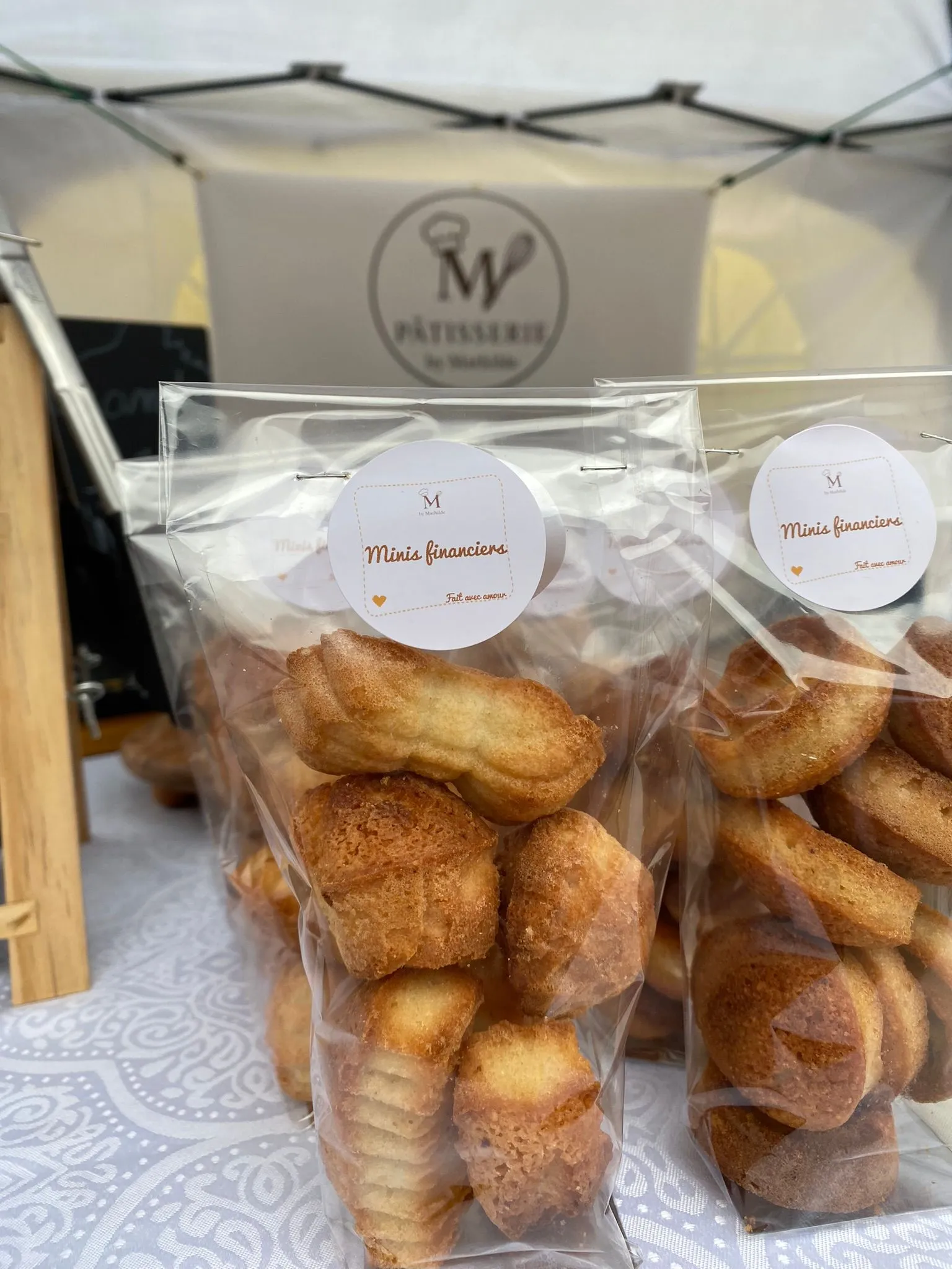 Assortiment de mini-financiers et douceurs pour cadeaux d'entreprise